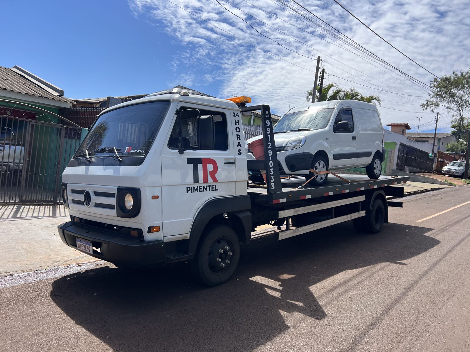 Caminhão guincho plataforma da Pimentel Guincho transportando veículo